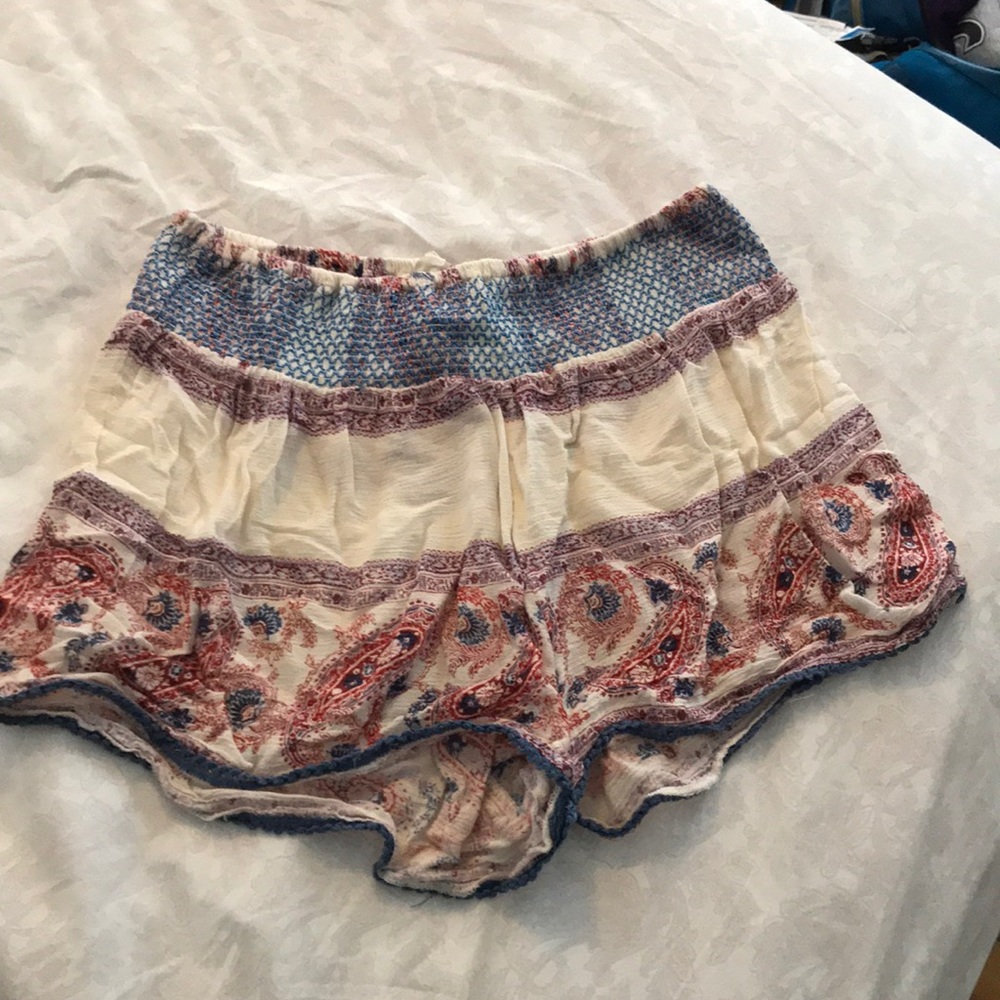 En Creme flowy patterned shorts